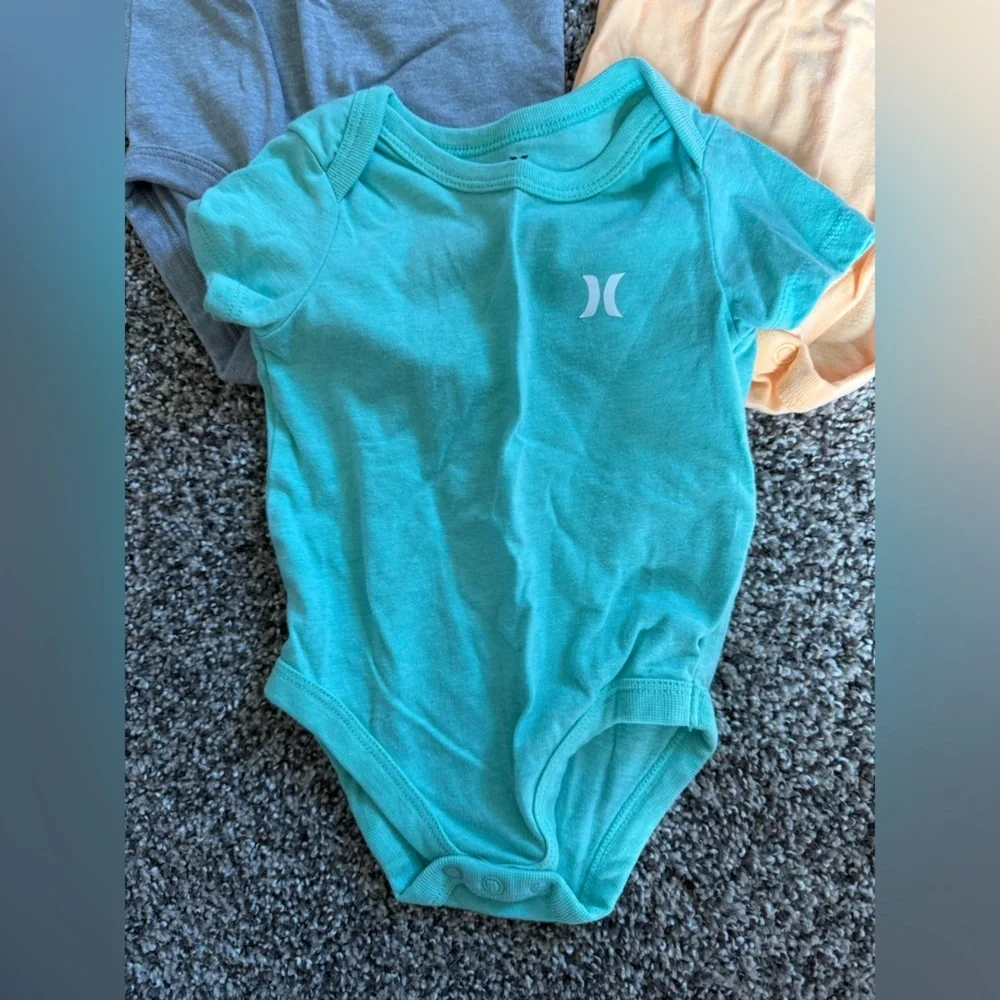 Lot of Hurley Baby Boy Short Sleeve Bodysuit Trio - Gray, Aqua, Peach Size 6mo - Picture 2 of 5